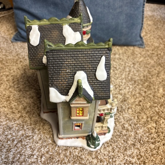 Santa’s Workbench Valleyview Manor light up Christmas village house - Picture 5 of 8